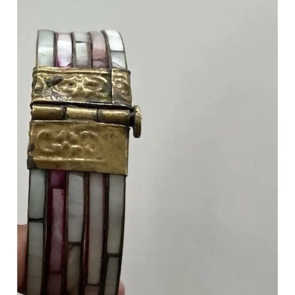 Vintage Women’s 70s Mother of Pearl Inlay Dainty Brass Bangle Bracelet Sz 8”